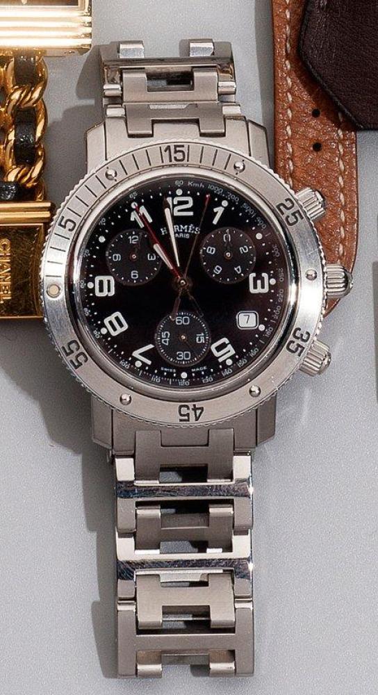 HERMES Paris

Swiss made n° CL2.910/1035319 Montre "Clipper" grand modèle chrono à trois cadrans en acier, lunette tournante, cadran noir, chiffres arabe, aiguilles et index luminescents, dateur à quatre heure, mouvement quartz, bracelet en acier à boucle déployante figurant des "H" brossés. Longueur: 16,5cm. Cadran: 38mm.