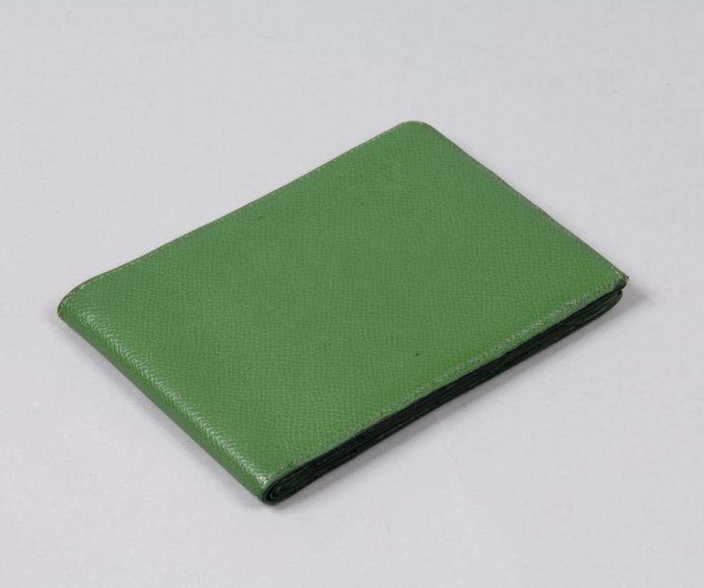 HERMÈS Paris made in France

*Porte cartes- porte photos en cuir courchevel vert.