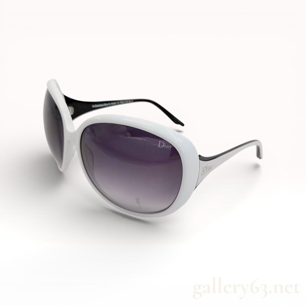 Description
Dior Diorcocotte sunglasses featuring an oversized rounded frame in white acetate. Gradient tinted lenses transitioning from dark to light. Sculptural frame profile with integrated nose bridge. Slim temples extending to curved tips, finished with subtle Dior branding. Overall design presenting a bold, fashion-forward silhouette characteristic of Dior eyewear.