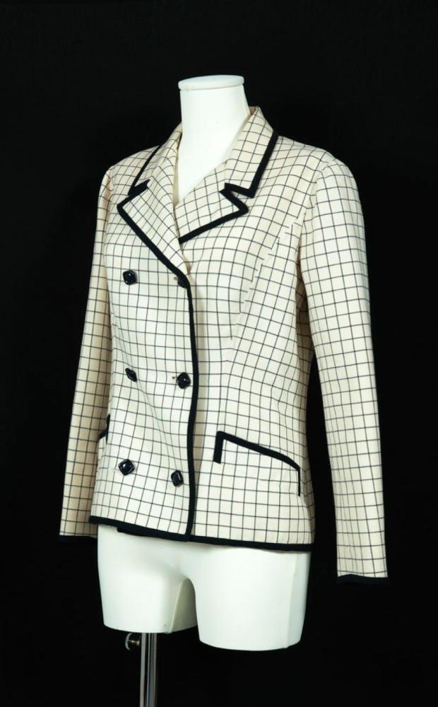 VALENTINO Couture, circa 1970

Veste à carreaux écru,marine gansée de passementerie noire, col châle cranté, double boutonnage, deux poches (taches)