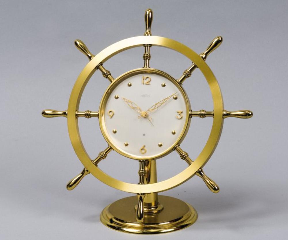 HERMES Paris

*Pendule en bronze doré, sur pied figurant un gouvernail, mouvement mécanique à alarme, de marque Angélus