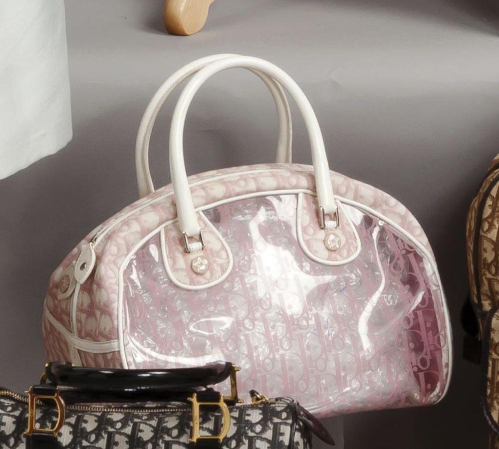 Christian DIOR

Ensemble de deux sacs en PVC et plastique transparent siglés rose gansés de cuir vernis blanc, fermetures éclair, double poignée sur chacun (taches)