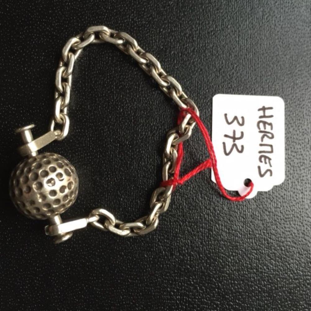 HERMES Paris

Porte clef en argent 925/1000 figurant une balle de golf, chaînette. Pds: 14,50 grs