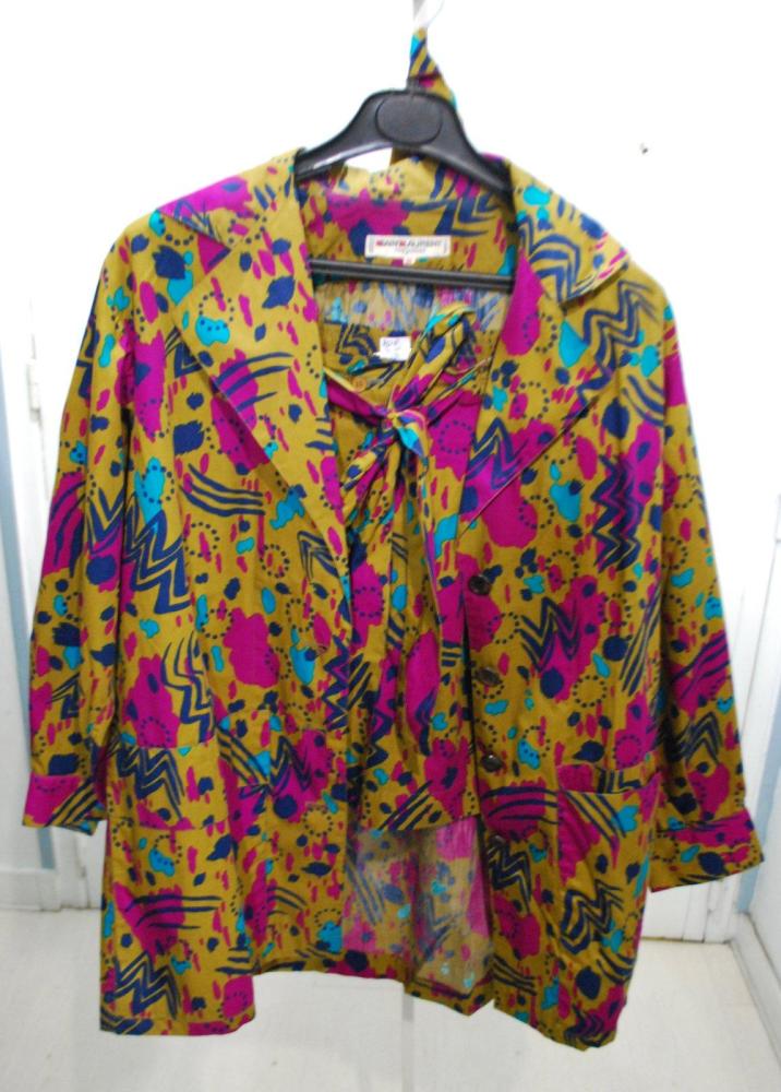 SAINT LAURENT rive gauche

Ensemble en coton imprimé abstrait sur fond moutarde dans les tons fuchsia, turquoise et bleu marine, veste à col châle cranté, simple boutonnage, deux poches plaquées à rabats, d’un short, taille soulignée d’un noeud, deux poches en biais, ceinture; nous y joignons un pantalon droit moutarde ainsi qu’une blouse en lin turquoise à décolleté bateau, boutonnage sur l’épaule gauche