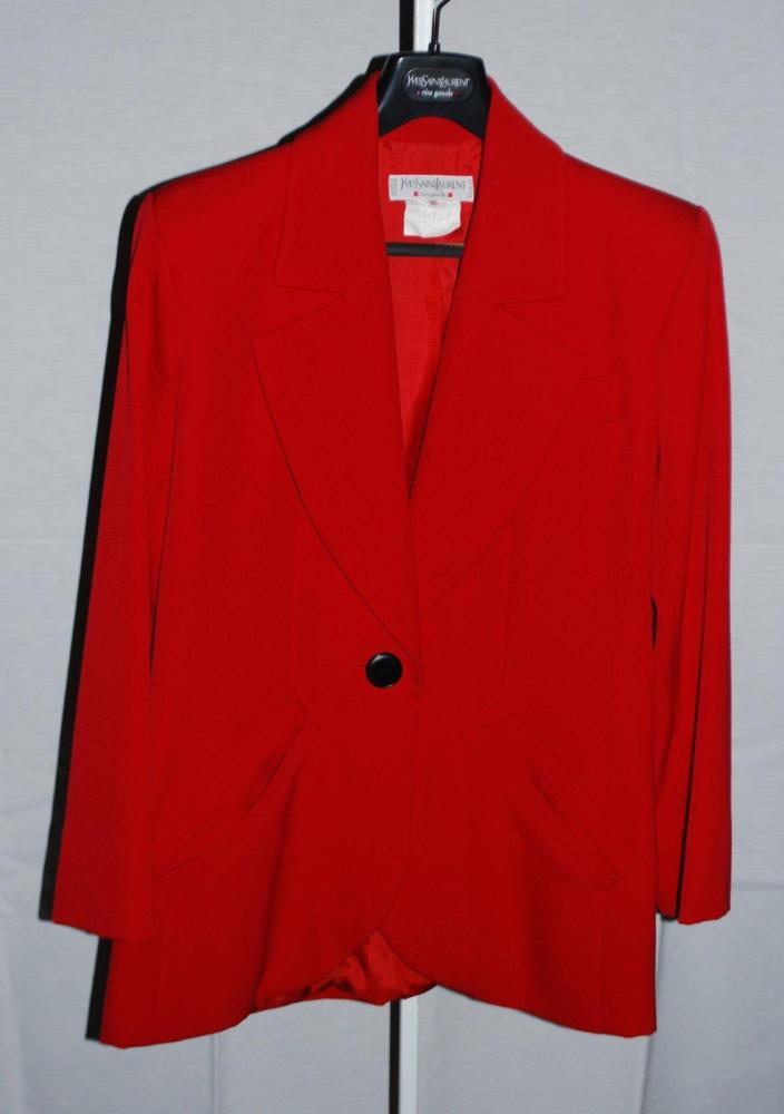 Yves SAINT LAURENT rive gauche

Veste en lainage rouge, col châle cranté, une poche poitrine et deux poches en biais passepoilées, simple boutonnage, manches longues