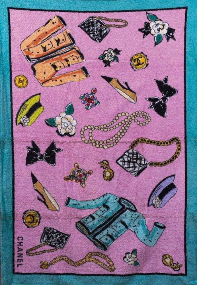 CHANEL

Drap de plage en éponge de coton rose imprimé des icônes de la maison, bordures turquoise