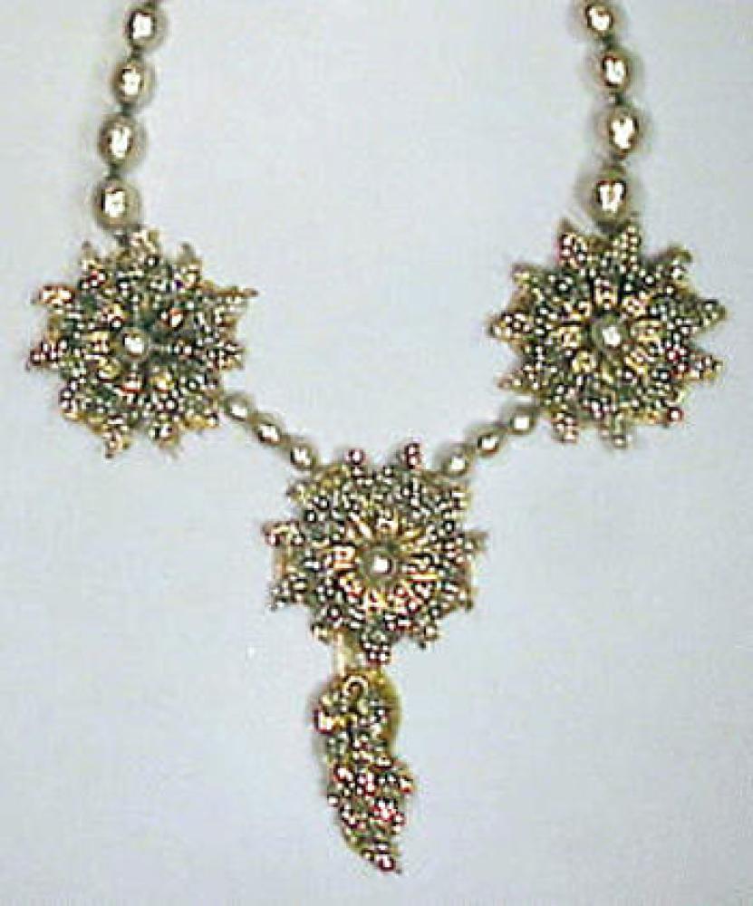 Miriam Haskell Rhinestone Flower Necklace 1940s

Lot 231
Miriam Haskell Rhinestone Flower Necklace 1940s
 1940s 
 A single-strand of graduated baroque pearls suspending three large flower segments of small prong set rhinestones, similar hanging leaf pendant, marked.