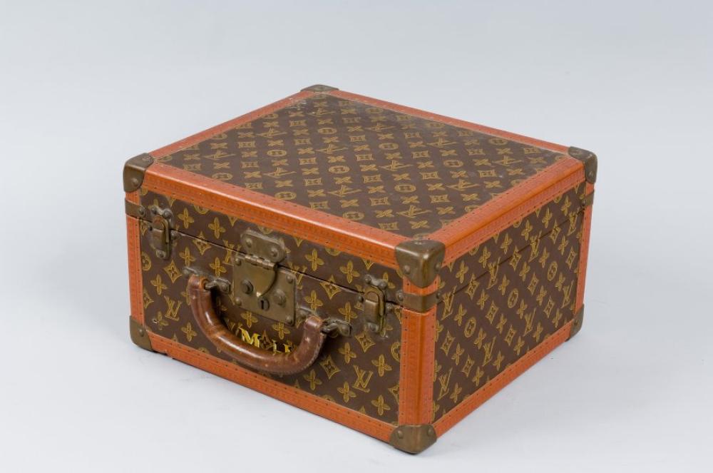 Louis VUITTON

avenue Marceau n°846774 Petite valise en toile monogram au pochoir chiffrée M.H, bordures lozinées, coins, fermetures en laiton doré, poignée, intérieur en vuittonite beige, clefs (accidents)