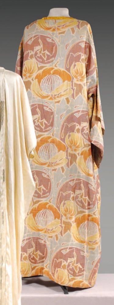 Anonyme

Manteau kimono en toile de coton imprimée d’inspiration Art Nouveau gansée satin jaune