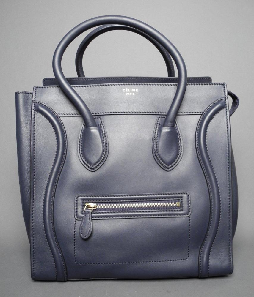 CELINE

Collection hiver 2011-2012 Sac "MINI LUGGAGE" en veau de couleur navy blue (bleu marine) Fermeture zippée Double anses porté main Intérieur en cuir bleu marine 30 x 30 cm ETAT NEUF Avec son dustbag