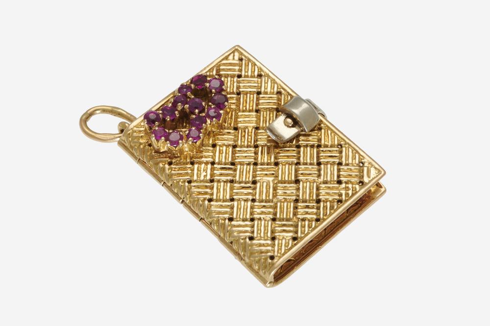 Breloque "Carnet"

Breloque "Carnet"

En or jaune et gris 18k, à surface imitant une vannerie agrémentée d’un motif serti de rubis ronds, le fermoir en boucle stylisée, elle ouvre sur deux porte-photo

Haut. : env. 3.3 cm (avec la bélière), Poids brut : 9.33 g

A ruby and 18k gold "Notebook" charm

RAPPORT DE CONDITION :

Bon état, patine et rayures d’usage

CONDITION REPORT :

Good condition, usual wear and scratches
