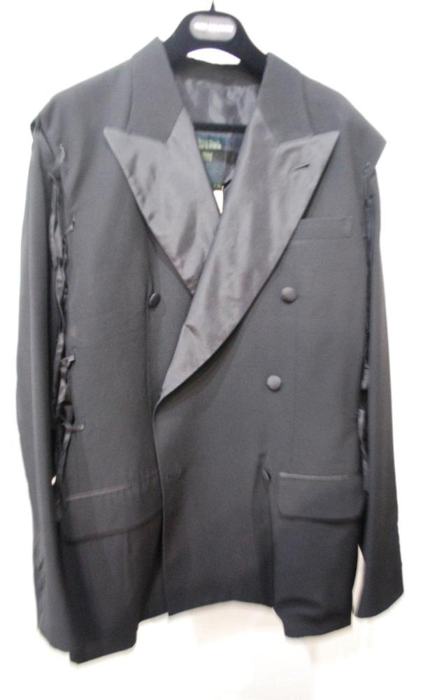 Jean-Paul GAULTIER Homme circa 1980

Veste de smocking en strech noir, col cranté partiellement recouvert de satin, une poche poitrine, deux poches à rabats, double boutonnage., une poche poitreine, deux poches à rabats, manches amovible. Accidents à une manche