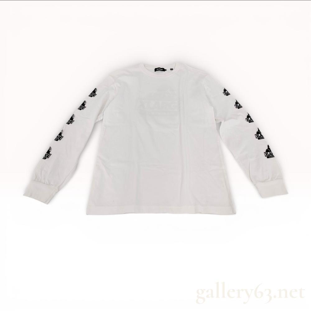 Description
XLARGE long-sleeve crew-neck T-shirt in white cotton, contemporary. The garment features black screen-printed gorilla logos along both sleeves and a large mirrored gorilla logo on the reverse. Construction includes ribbed cuffs, a straight hem, and a tonal brand logo on the chest. Internal labels include a black woven neck tag and a white care tag marked with style number 01193110.