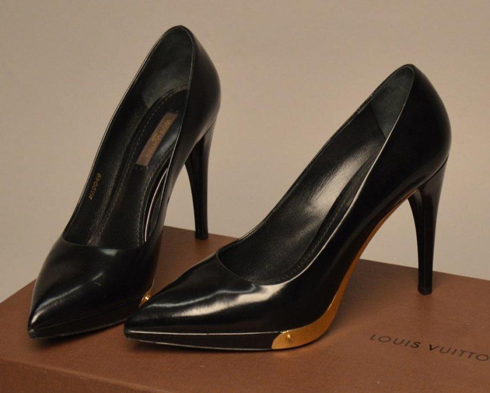 Louis VUITTON

Escarpins en cuir noir semelle dorée Taille 37 Dans sa boîte EN BON ETAT