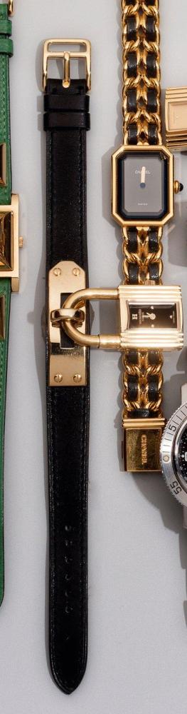 HERMES PARIS

Swiss made n°984481 Montre "Kelly" plaqué or, cadran noir, mouvement quartz, bracelet en cuir noir. Longueur: 16cm.