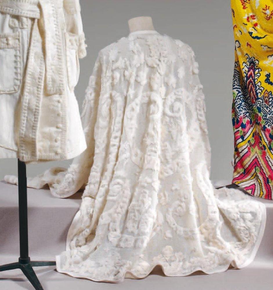 Yves SAINT LAURENT par Tom FORD

Poncho en voile de laine blanc orné d’applications de kid de même couleur gansé d’un gros grain Sans griffe