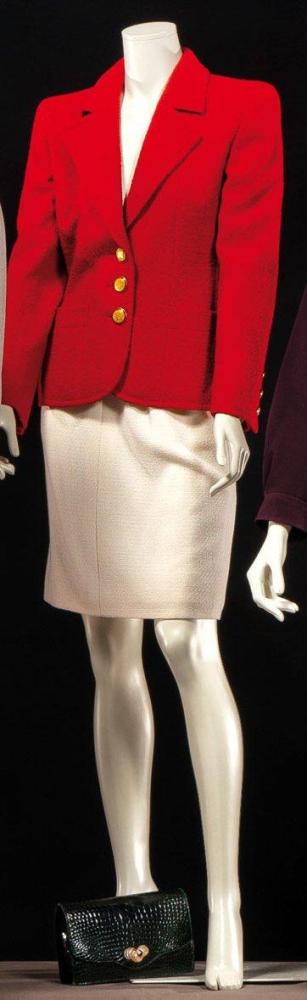 Yves SAINT LAURENT

Haute couture, N°071927, circa 1990 Ensemble comprenant une veste en lainage bouclette rouge vermillon, col cranté, simple boutonnage à trois boutons, deux poches horizontales, manches longues, et une jupe droite à pinces en tweed écru (manque ceinture). Griffe blanche, graphisme noir.