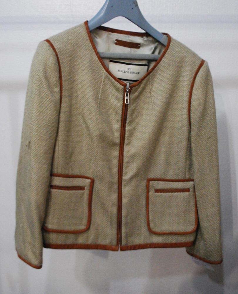 By Malene BIRGER

Veste en lainage tissé beige gansée de cuir fauve, encolure ronde, devant zippé, deux poches plaquées, manches longues