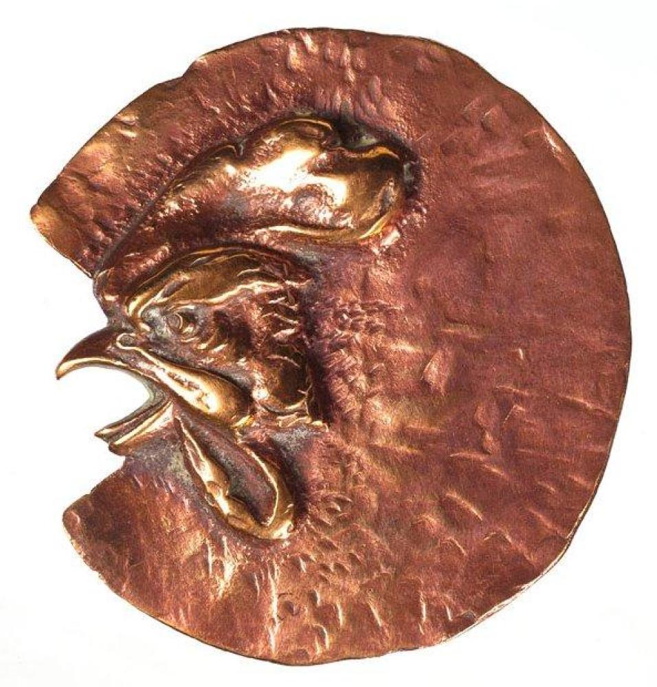 LINE VAUTRIN (1913-1997)

Plaque en bronze doré légèrement martelée et sculptée représentant la tête d’un coq. Signée au dos