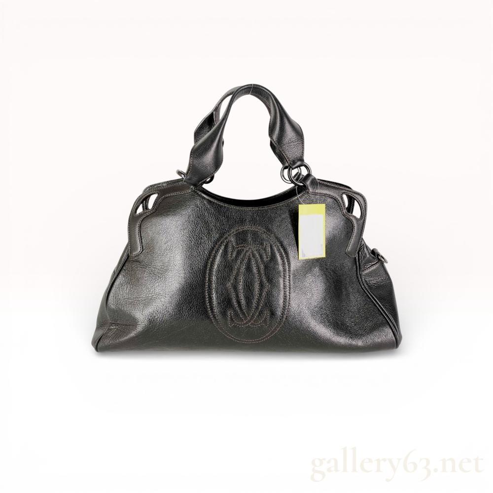 Description
Cartier Marcello de Cartier satchel crafted from black grained leather with gunmetal-tone hardware. The exterior features a large stitched interlocking C logo on the front, perforated corner accents, and double-rolled leather handles. The interior is lined with beige monogram fabric and includes one zippered pocket and one open slip pocket.
Width: 16 inches
Height: 9 inches
Depth: 6 inches.