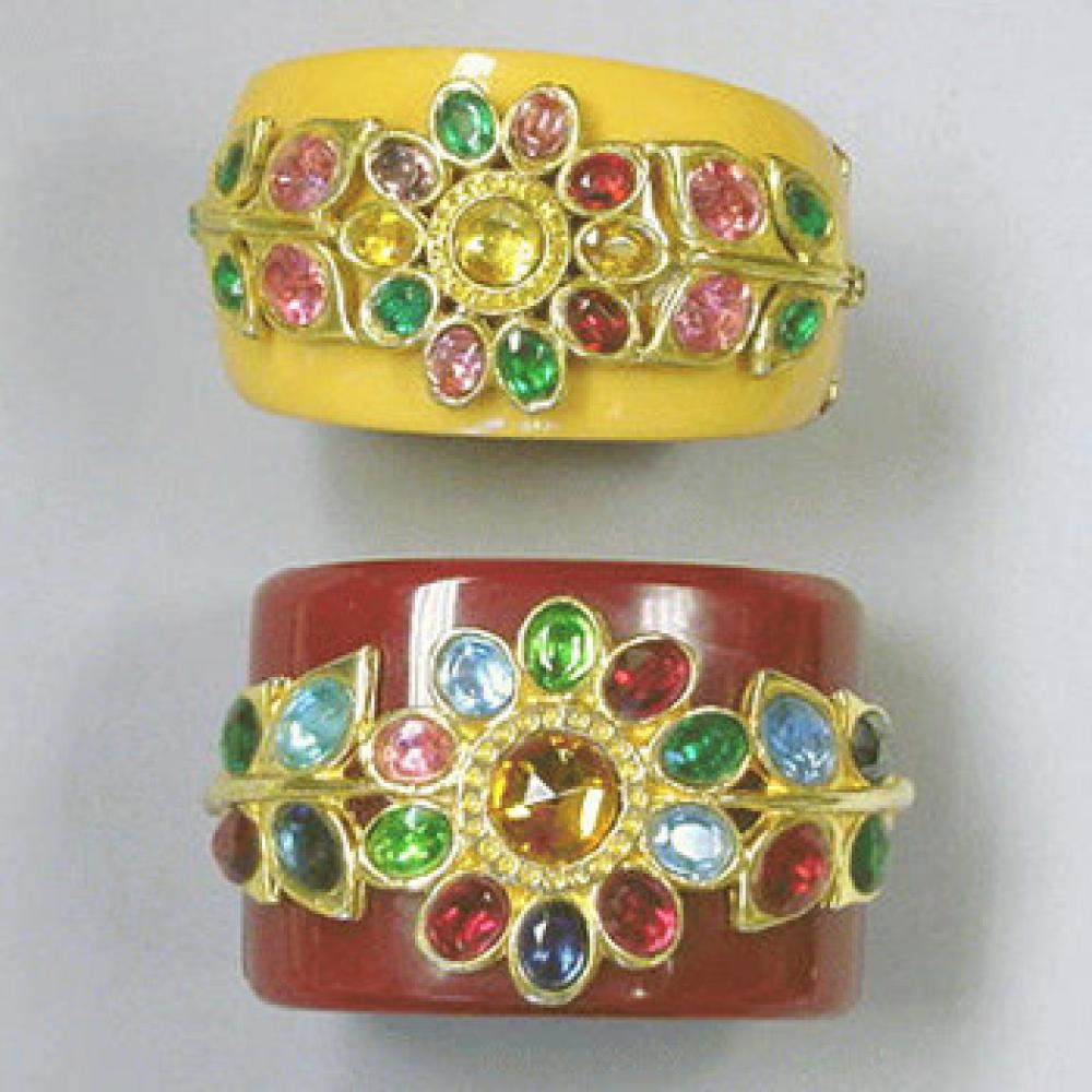 Two French Bakelite Cuffs

Lot 468
Two French Bakelite Cuffs
 Possibly Chanel 
 Red and caramel color with multicolored stone and metal applique.
