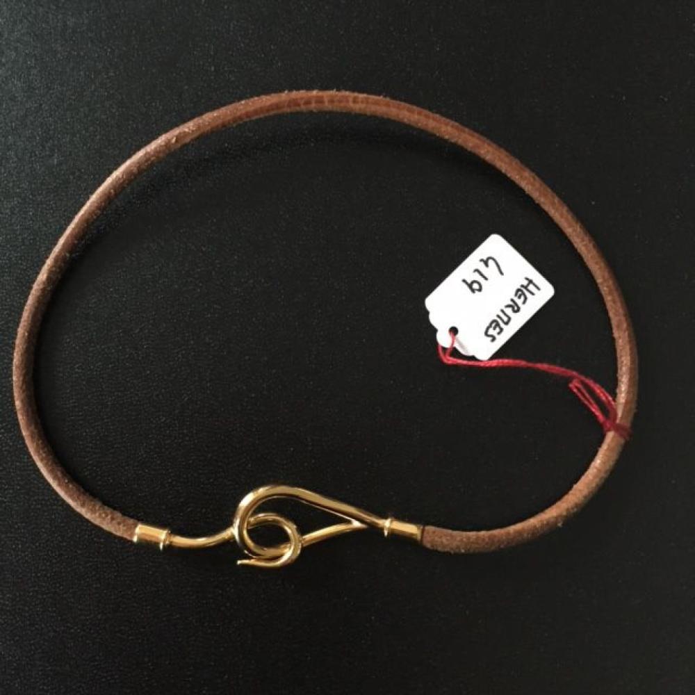 HERMES Paris made in France

Tour de cou "Jumbo" en cuir naturel, fermoir en métal doré. Bon état