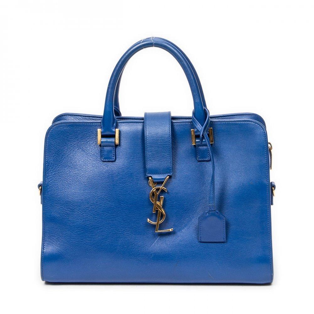 Description

YVES SAINT LAURENT.
Small Monogram Cabas bag.
Made in blue lambskin leather, smooth and soft to the touch. Structured design with an interior pocket and top zipper closure and strap with the brand’s logo in golden metal. Double tone-on-tone leather handle for hand-carrying.
Includes a crossbody strap and clochette.
With interior numbering.
In excellent condition, light signs of use.
Measurements: 30 x 21 x 13 cm.