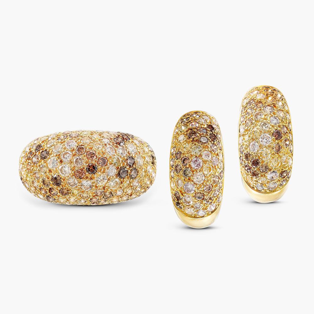 Cartier

Of bombé design, pavé-set with brilliant-cut diamonds and diamonds of brown and yellow tints.