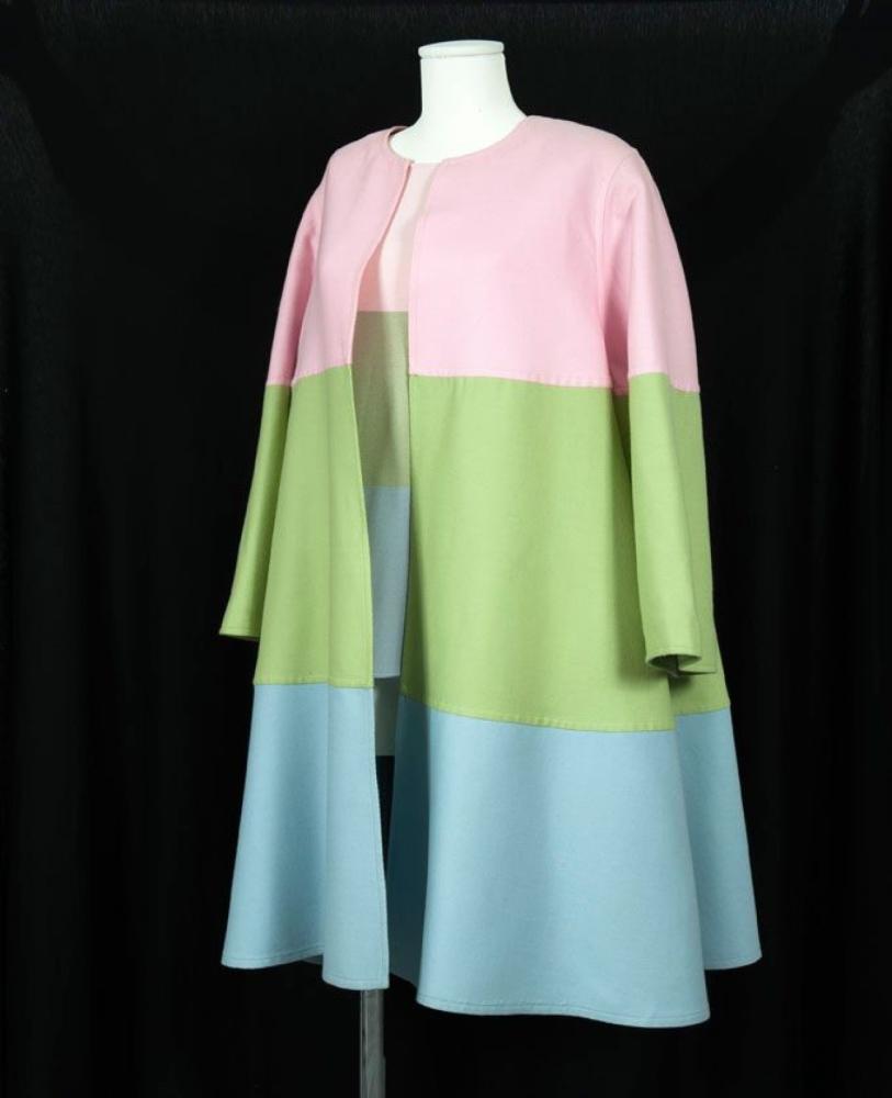 VALENTINO Boutioque

Manteau en lainage double face tricolore, rose, vert pistache, bleu ciel, ras du cou, parementures bord à bord, manches longues raglan, haut en crêpe à l’identique