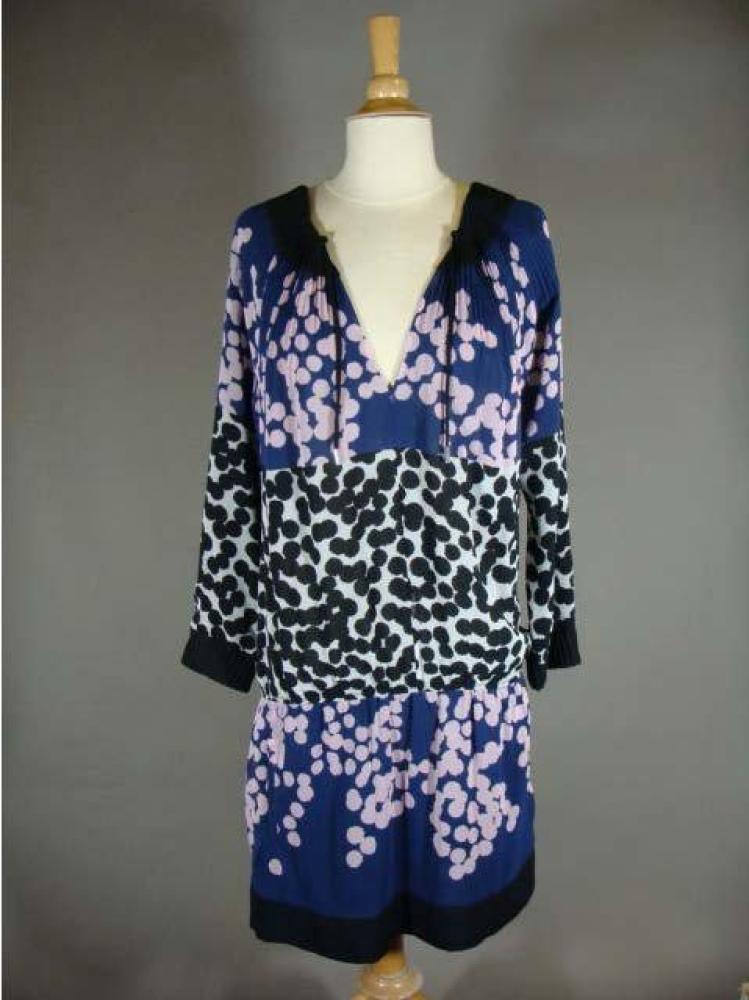 DIANE VON FURSTENBERG

Robe courte en coton et soie, intérieur doublée en soie, à col rond plissé et nouée sur le devant. Imprimé à fond bleu et pois rose. Fond blanc et pois noirs. Poches latérales au niveau de la jupe. Taille S-M Tâches minimes