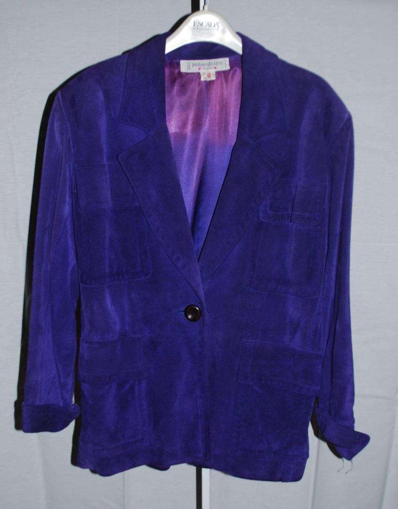 Yves SAINT LAURENT rive gauche

Veste en porc velours violet, col cranté, quatre poches plaqué à rabat, manches longues à revers. (salissures)