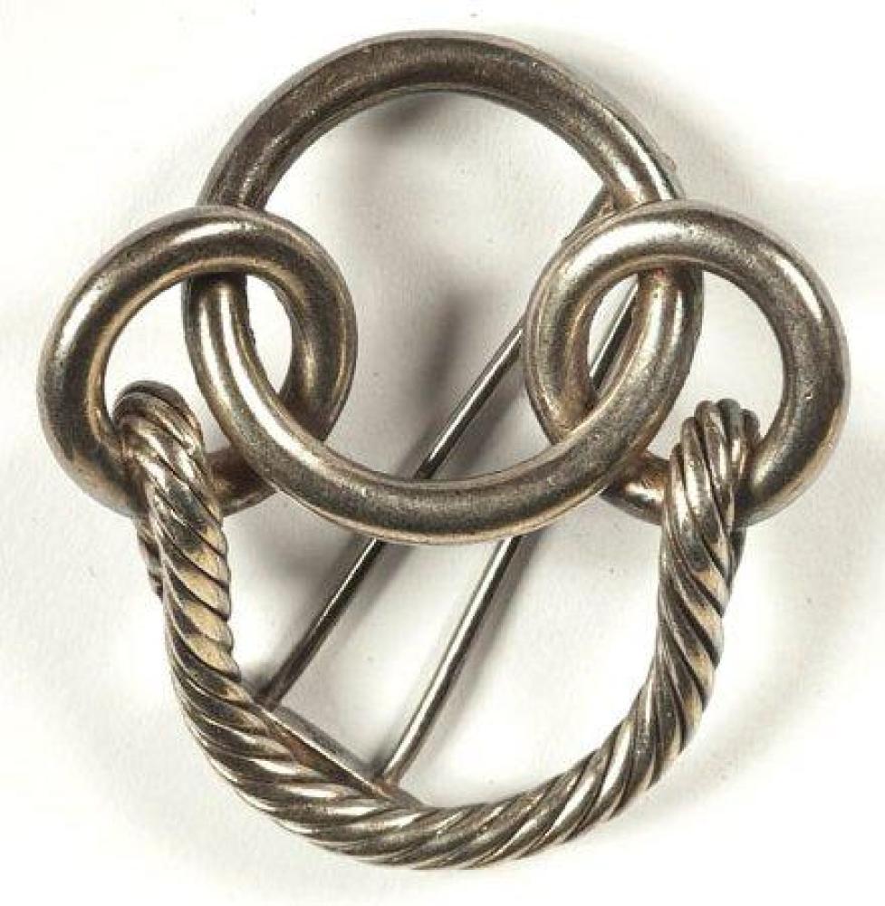 HERMES PARIS

Broche en argent à décor de noeud coulant uni et godronné. Poids: 25,8 gr environ