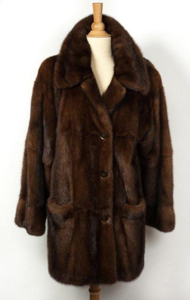 Agnès GERCAULT

7/8ème En Vison scanbrown, travail pleines peaux, col, simple boutonnage à quatre boutons, poches horizontales.