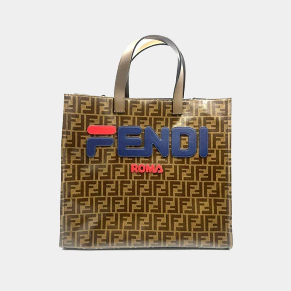 Description

FENDI.
Shopper Tote Bag Limited Edition x Fila.
FF canvas lined with Fendi x Fila logo. Leather details. Short handles and golden hardware giving the possibility to attach a shoulder strap. Blue interior with zippered side pocket.
In perfect condition.
Measurements: 35 x 40 x 17 cm.