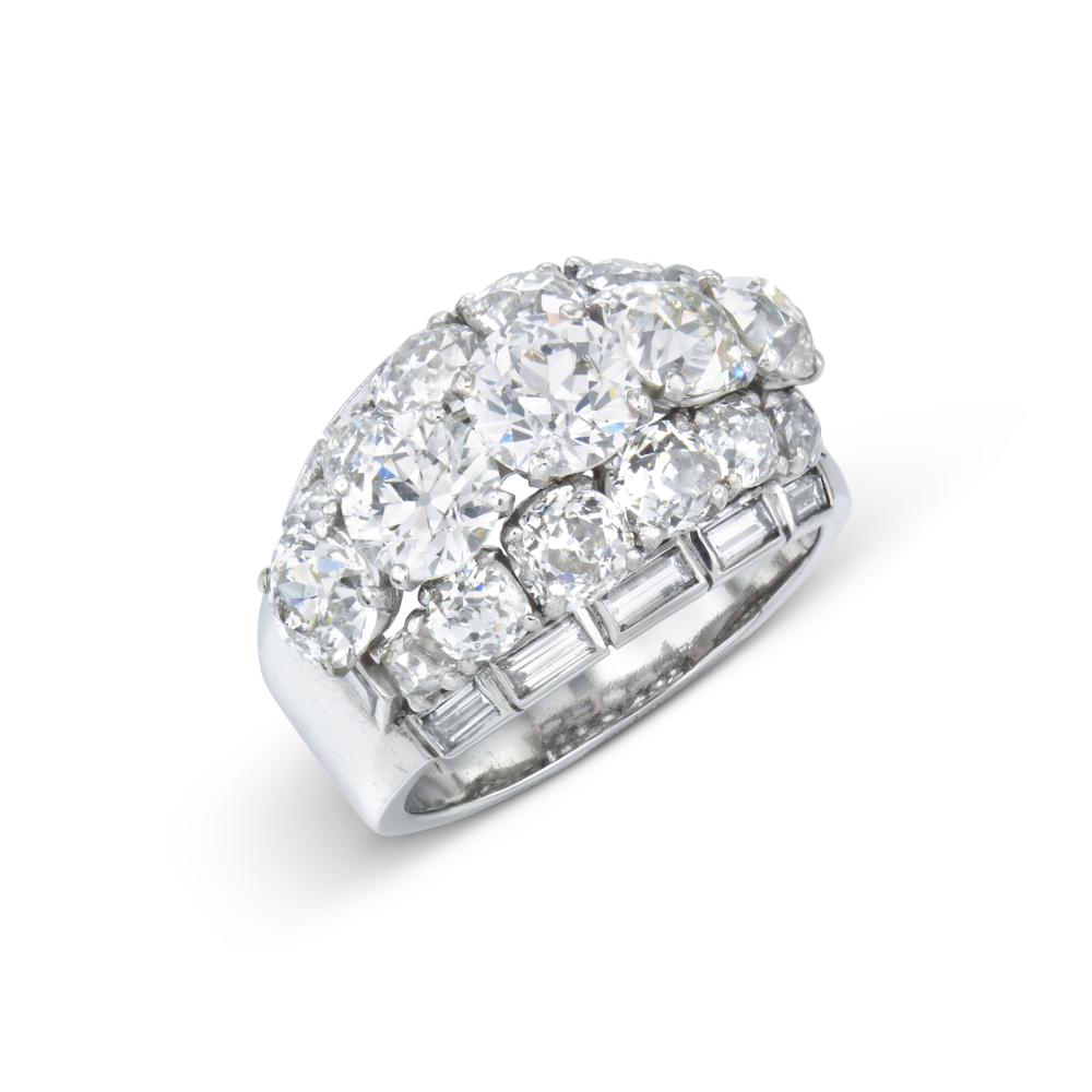 DIAMOND RING

Old-cut and baguette-cut diamonds, ring signed Cartier London 
Size/Dimensions: US ring size 7 
Gross weight: 13.7 grams