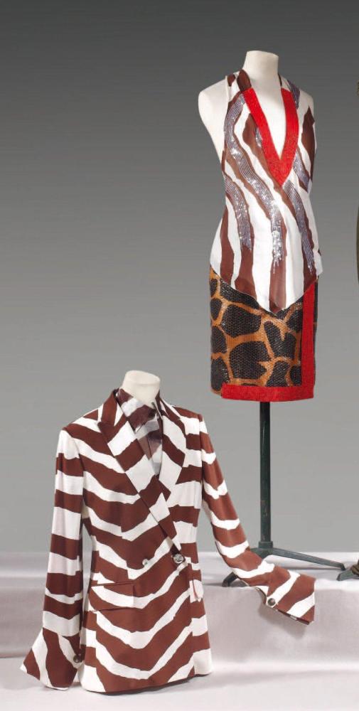 Gianfranco FERRE, circa 1990

Ensemble comprenant un haut dos nu en mousseline rayée façon zèbre rehaussée de paillettes, décolleté en pointe souligné de petites perles rouges, une jupe portefeuille pailletée façon panthère avec rappel des perles rouges, une blouse en gazar et une veste en crêpe de soie avec rappel des rayures. (tache) Griffes noires, graphisme beige