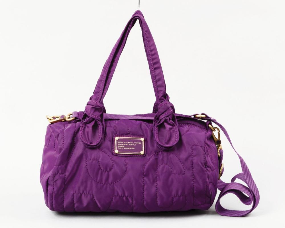 Marc by MARC JACOBS

Sac 31cm en toile polyester prune à surpiqûres figurant le nom de la Maison, fermeture éclair, double poignée, anse bandoulière sangle amovible. Bon état.