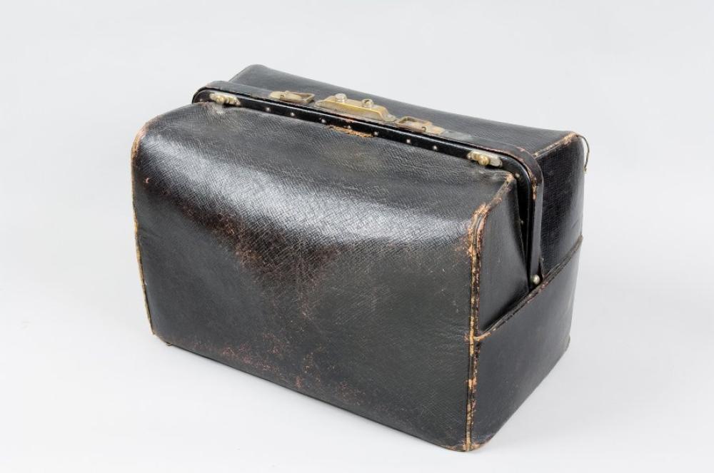 Louis VUITTON

rue Scribe Sac "Square mouse" en cuir maroquin noir, fermeture en laiton doré, poignée. (accidents)