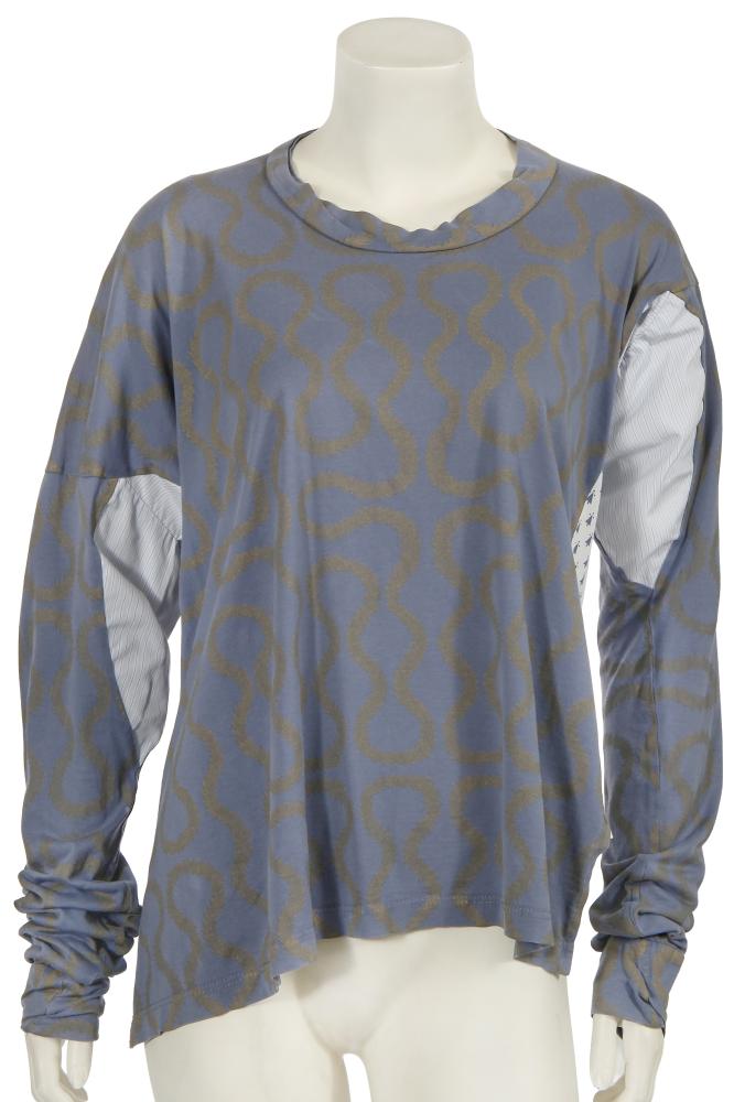A Vivienne Westwood squiggle print cotton jersey ’pirate’ top, 1990s-2000s

A Vivienne Westwood squiggle print cotton jersey ’pirate’ top, 1990s-2000s

unlabelled, with bronze on blue squiggle print to front, navy arrow and dot print to back, blue and white striped godets to underarms, chest approx 122cm 48in

Share this lot: