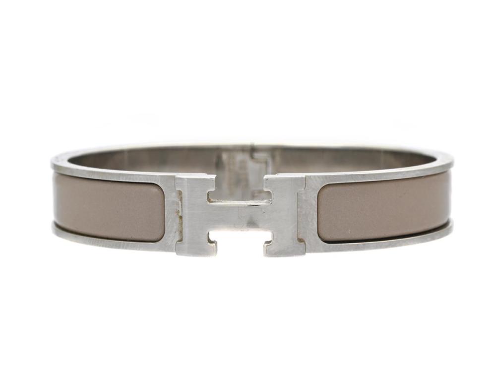 Jewellery

Bangle

BANGLE, HERMÈS, Clic H Bracelet, enamel Marron glacé, palladium-plated, diameter 5,5 cm, width 1 cm, case.