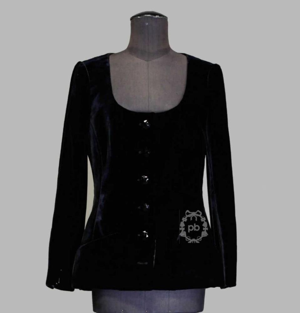 GIVENCHY Haute Couture par Alexander McQueen...

GIVENCHY Haute Couture par Alexander McQueen (1996-2001)
 VESTE du soir cintrée en velours de soie noire, décolleté rond sur simple boutonnage façon jais, rappel aux poignets, deux poches verticales, dos drapé figurant un noeud (griffe marine, graphisme b