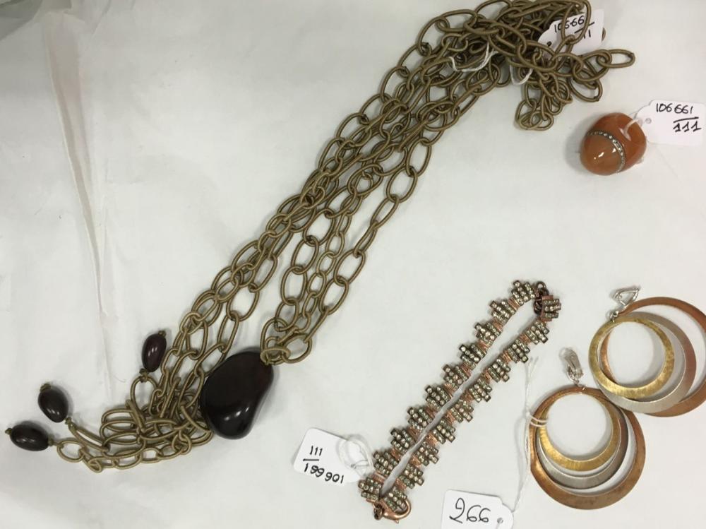 Anonyme

Lot composé d’un bracelet deux rangs en métal doré rosé, de pendants d’oreilles figurant des anneaux trois ors d’une bague en bakélite sertis de strass et un sautoir trois rangs figurants des anneaux dans le goûts du XIXème siècle orné d’une perle en bois facetté
