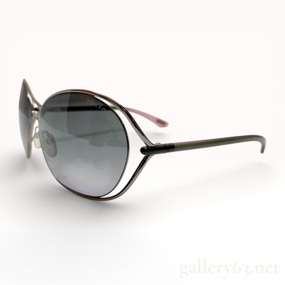 Description
Tom Ford Carla model TF157 oversized sunglasses, made in Italy. The design features gunmetal-tone open-wire butterfly frames with gradient blue-to-grey lenses and translucent purple-to-grey gradient acetate temple arms. Markings include the brand name etched on the left lens, model information on the inner temples, and a serial number on the temple tip. Includes a black velvet-covered hard case, brown outer box, and card.