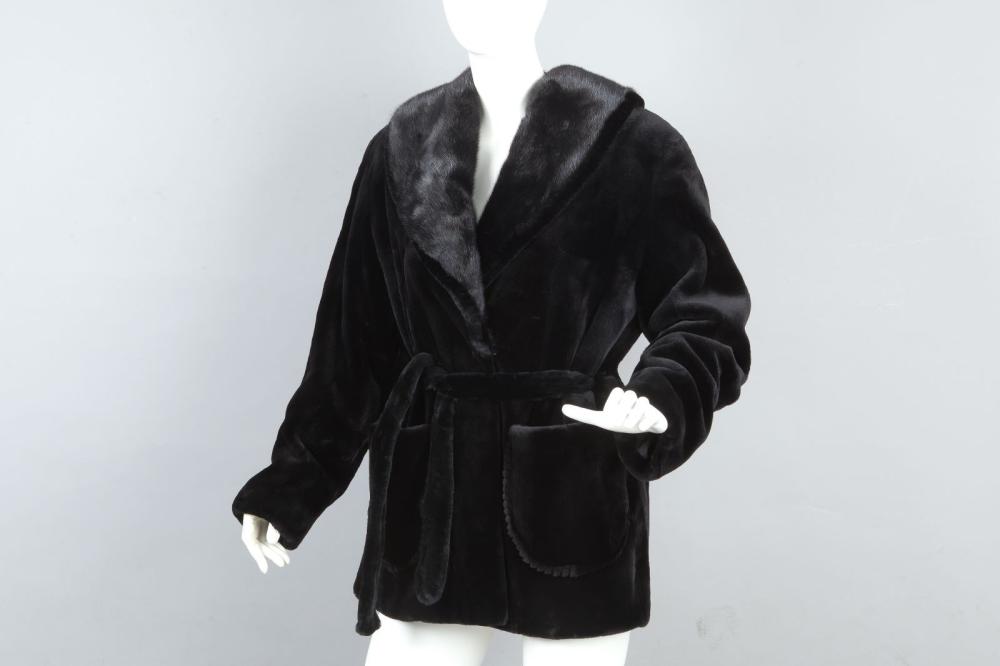 Agnes GERCAULT

3/4 en Vison femelle dark rasé, col châle en Vison longs poils a effet de dentelé, poches plaquées, ceinture en Vison.