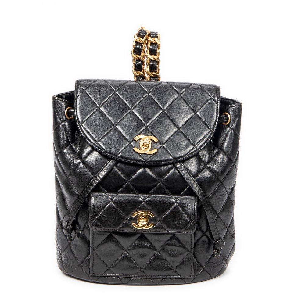 Description

CHANEL
Small CC Drawstring Backpack.
In calfskin and lamb leather in black. Quilted diamond pattern. Silver metal hardware. Double strap to use as a backpack, chain interlaced with black leather. Top flap closure. Decorated with iconic gold metal interlocking CC emblems.
Includes sticker.
With interior numbering.
In excellent condition, slight signs of use.
Measurements: 21 x 22 x 10 cm.
The design of this model is based on a functional typology: the "bucket" or sack type backpack, with drawstring closure. Although backpacks are not part of the most classic historical core of the maison, their development intensifies from the 90s under the direction of Karl Lagerfeld, who introduces more urban and youthful silhouettes within the Chanel universe.

Includes sticker. With interior numbering. In excellent condition, light signs of use.