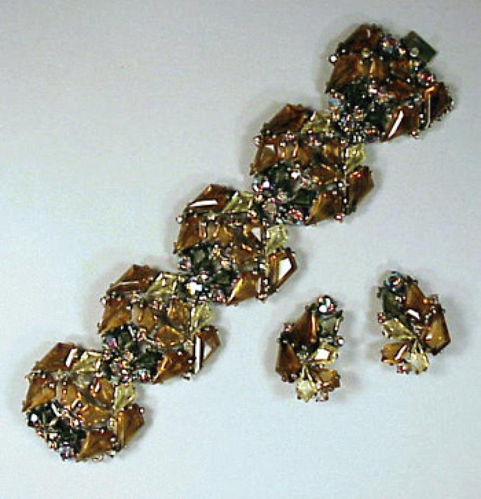 Schiaparelli Amber Stone Bracelet 1950s

Lot 470
Schiaparelli Amber Stone Bracelet 1950s
 1950s 
 Five plaques set with kite shaped stones; And Earrings en Suite.Marked.
