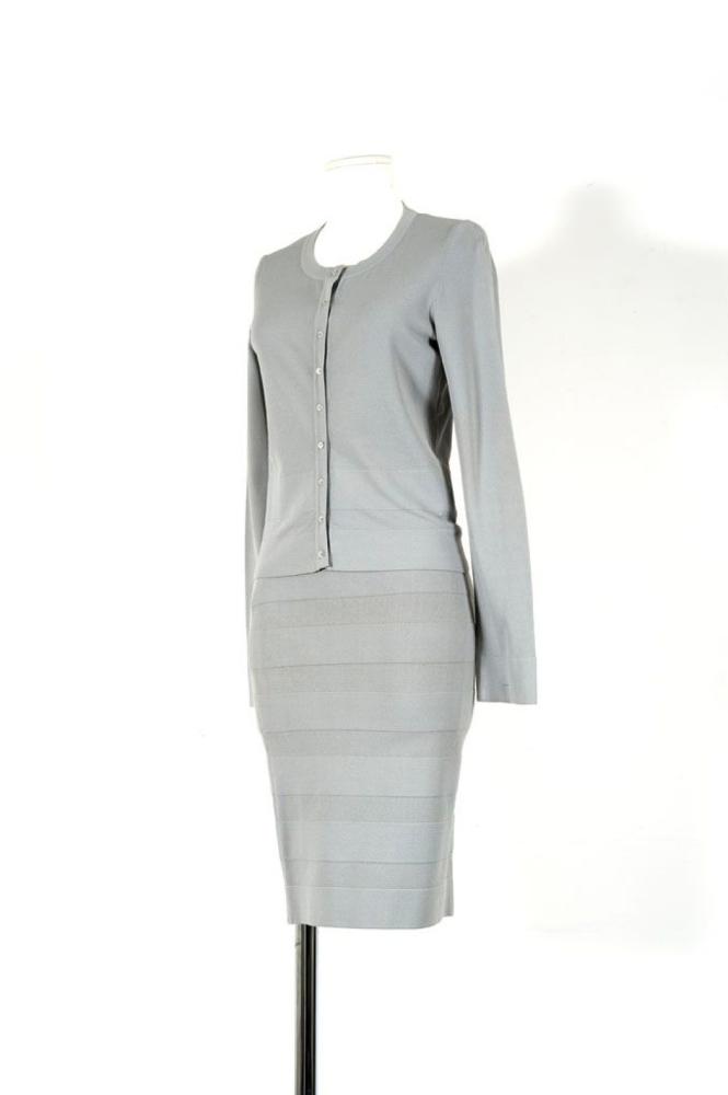 ALAIA

Ensemble en jersey gris à rayures perle composé d’un cardigan, décolleté rond, simple boutonnage neuf boutons, manches longues et d’une jupe crayon. T.S. (tache au dos)