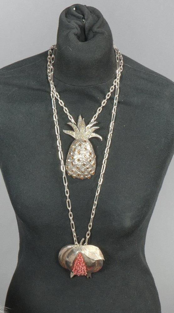 Catherine d’ESPINEY

Pendentif en argent monté sur une chaîne figurant une grenade et ses pépins en racine de rubis. Non signé