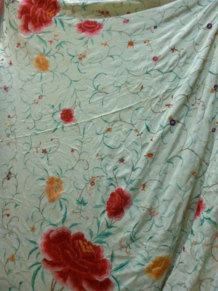 Châle de Manille, Canton pour l’export, début...

Châle de Manille, Canton pour l’export, début XXe siècle. Twill de soie crème brodé sans envers de pivoines rose géantes, frange à grille de soie