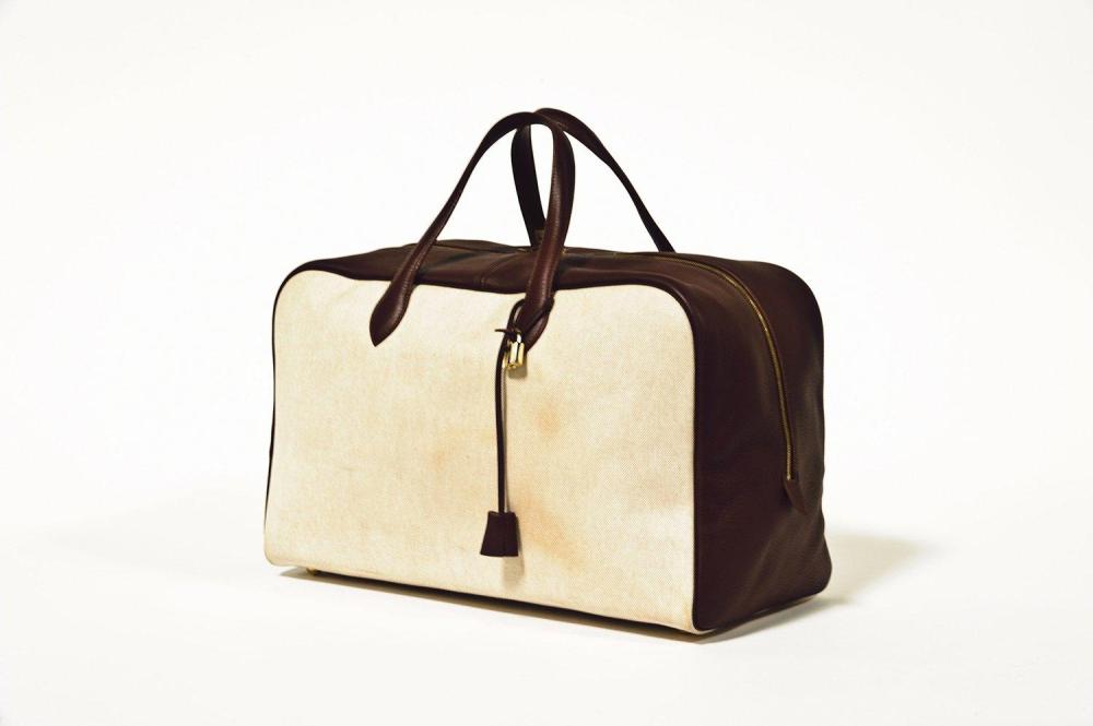 HERMES Paris made in France

Sac "Victoria" de voyage 50cm en toile enduite chinée beige et cuir grené terre, fermeture éclair à double curseur, double poignée, clefs, cadenas. Bon état